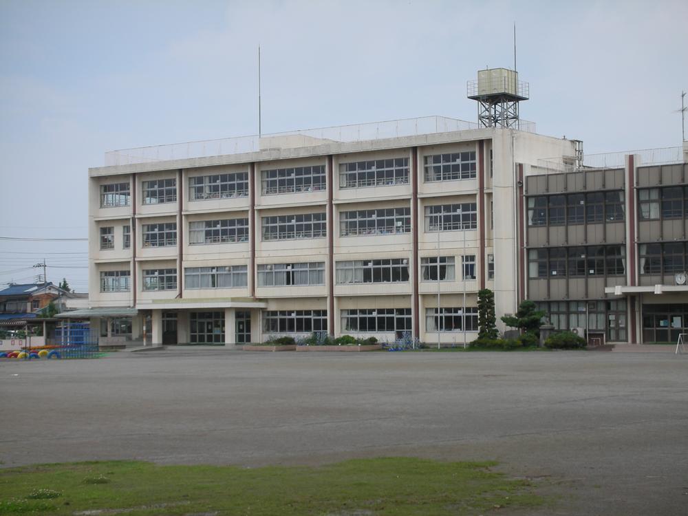 Primary school. Kounosu Municipal Genin to elementary school 750m