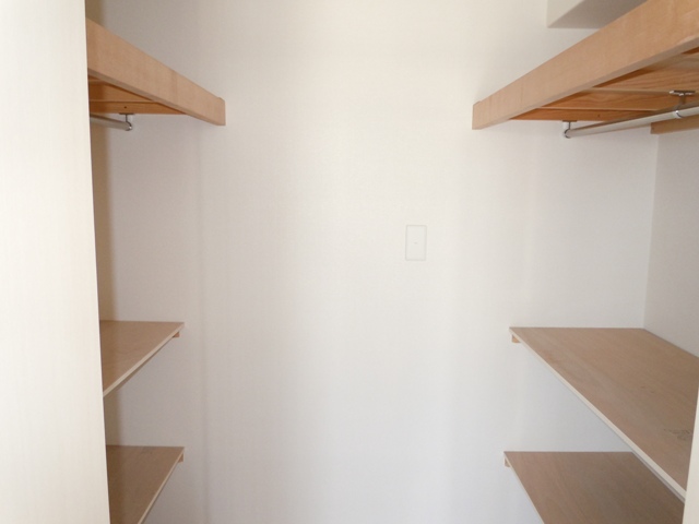 Receipt. The inside of the closet Under the two-stage of the shelf is removable
