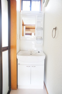 Washroom.  ☆ Separate vanity ☆ Accessories in the storage rack with even cleaner ☆