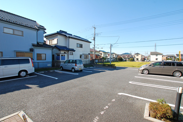 Parking lot. There is on-site parking, Empty main inquiry