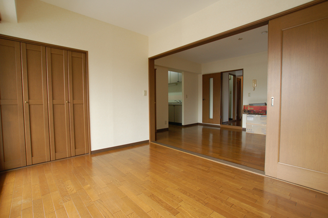 Other room space. Barrier-free space is spread in the opening and closing of the door