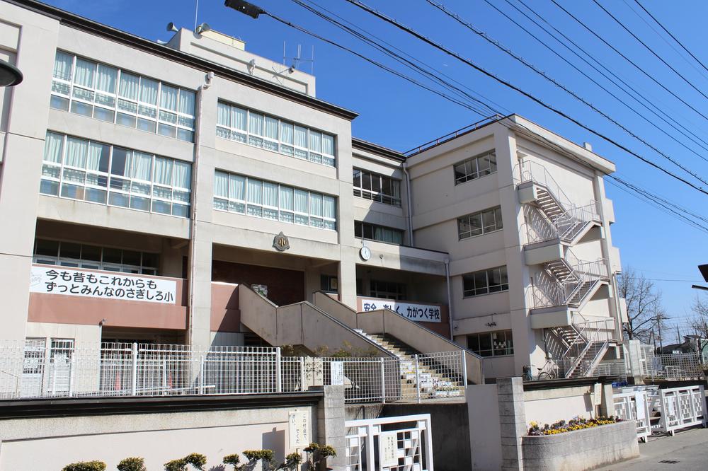 Primary school. 800m up to elementary school