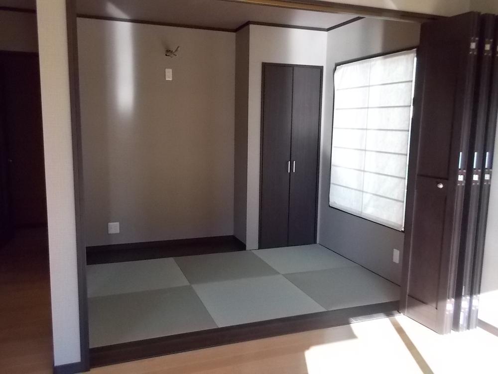 Non-living room. Japanese-style room (living beside)