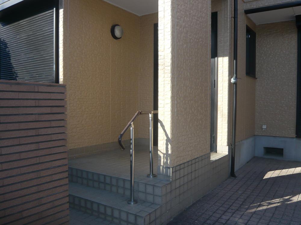Entrance. ● entrance is relieved to be with handrail!