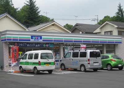 Convenience store. Three F (convenience store) to 400m