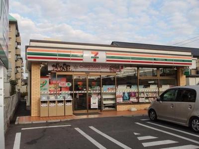 Convenience store. 120m to Seven-Eleven (convenience store)