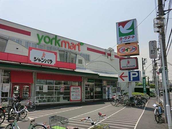 Supermarket. 150m to York Mart