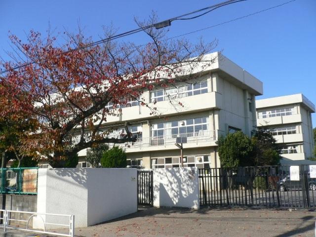 Primary school. Omano until elementary school 870m