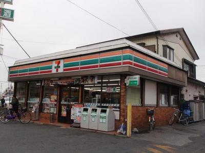 Convenience store. 700m to Seven-Eleven (convenience store)