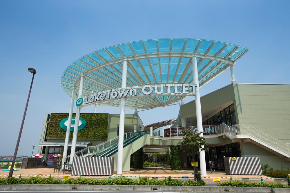 Shopping centre. Joy to meet a brand of 1360m longing to Lake Town outlet. 
