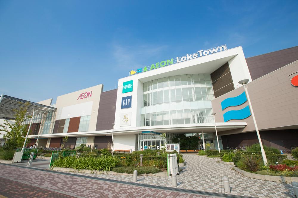 Shopping centre. Aeon Lake Town 214 stores that the 1340m "adults" to the theme to kaze.