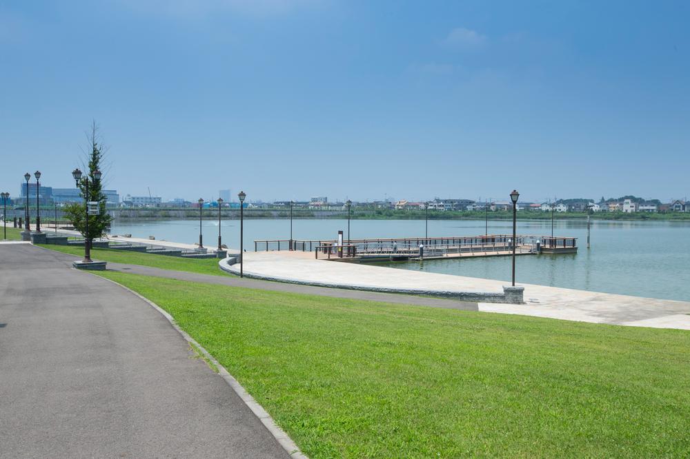 park. 600m walk to Lake Town ・ Spreads is refreshing scenery in jogging "Lakeside Walk"