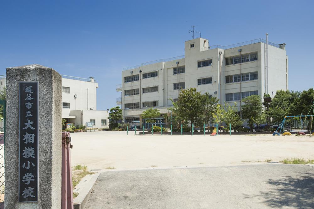 Primary school. Echoing the cheerful voice of large Sagami up to elementary school 960m children. 