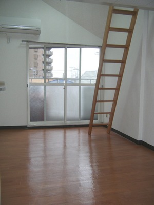 Living and room. Air conditioning ・ It is with lighting equipment