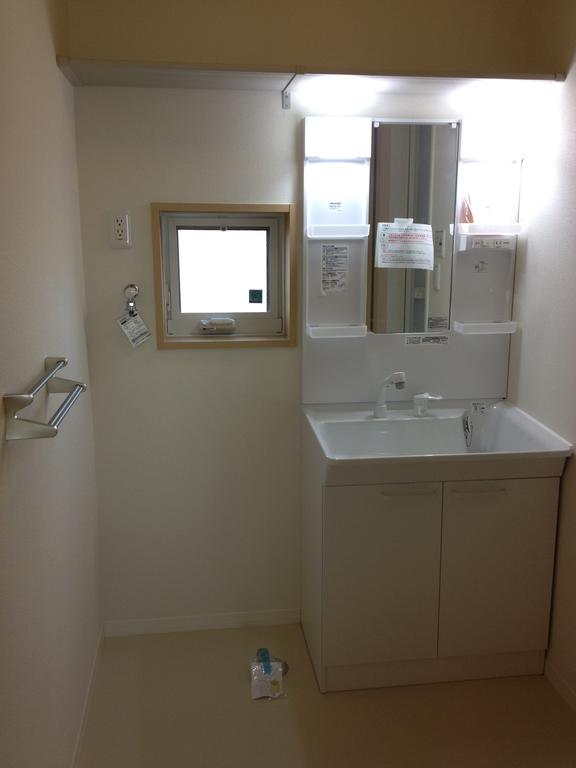Washroom. Shampoo - dresser - ・ There is a small window in the washroom
