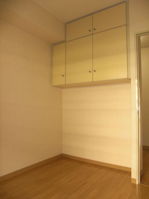 Living and room. There is little housed in Western-style room. 