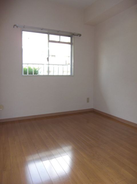 Living and room. It is a square room is liable to the arrangement of the furniture. 