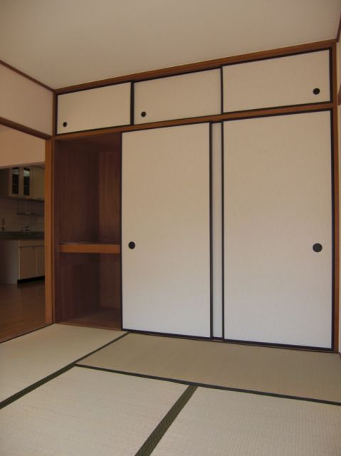 Receipt. Closet perfect in Japanese-style room. It is a mandatory storage for put away your futon. 