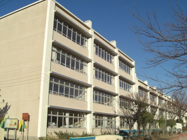 Primary school. Municipal Minami Koshigaya until the elementary school (elementary school) 930m