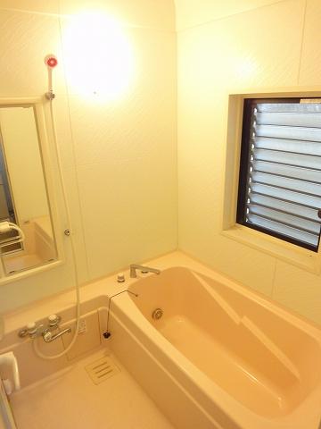 Bathroom. Ventilation of easy louver windows! Tub that can stretch the legs! Spacious bath time Indoor (January 2014) Shooting
