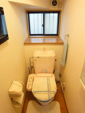 Toilet. 1F toilet This is useful with a shelf