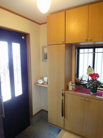Entrance. Bright production with a display shelf in cupboard