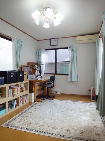 Non-living room. 2F Western-style 6.7 Pledge. Bright in the three-sided lighting rooms!