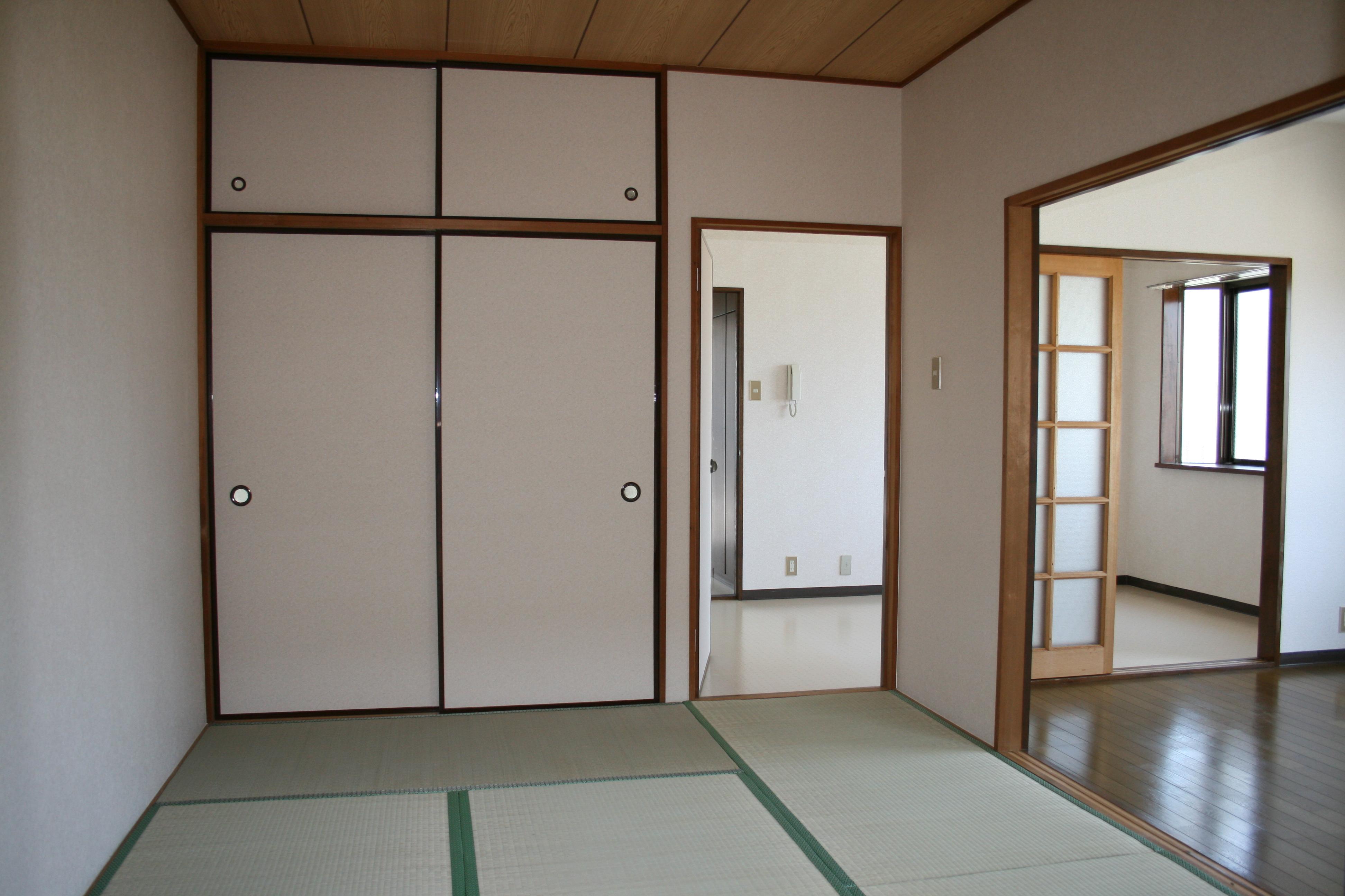 Other room space. Japanese-style room, which has continued in Western and dining