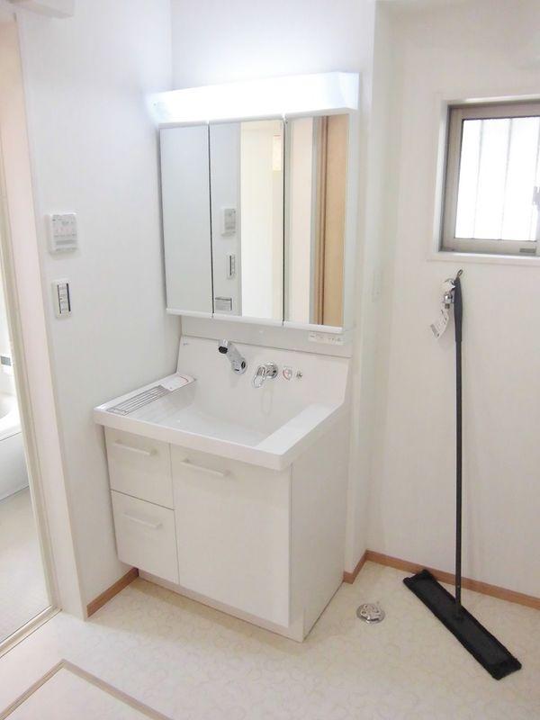 Wash basin, toilet