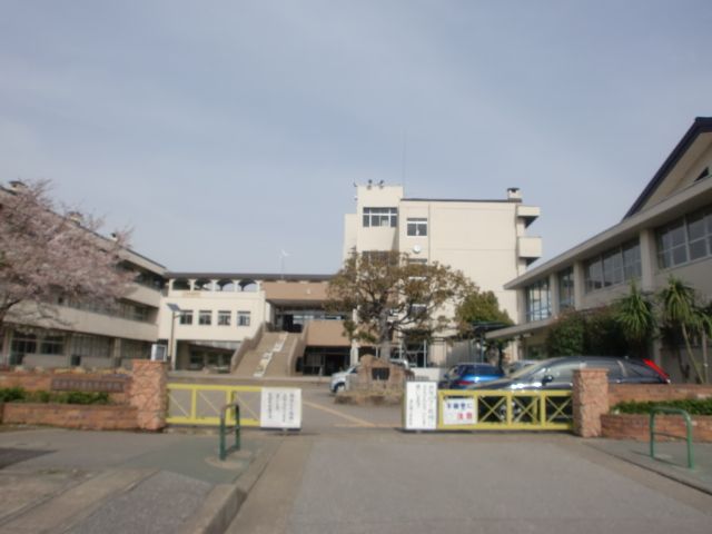 Primary school. Municipal Gamominami up to elementary school (elementary school) 940m