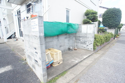 Other common areas. Waste storage on site