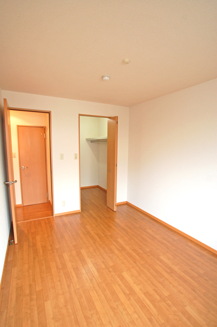 Living and room. During the day, enough bright north Western-style ☆ Spacious walk-in closet with