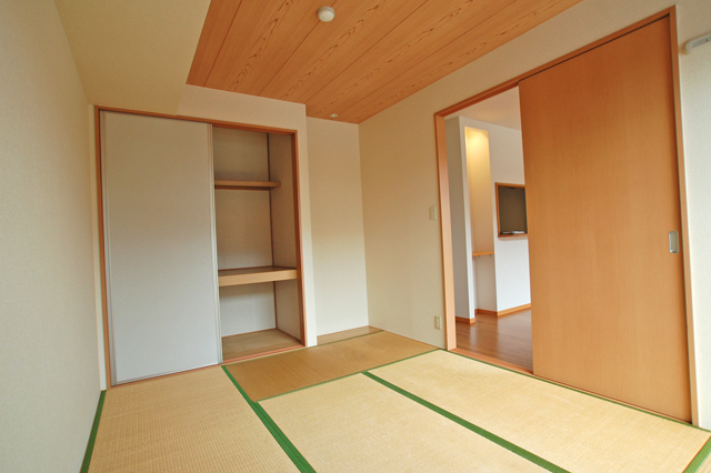 Living and room. Bright south toward Japanese-style room ☆ Storage rich and the room spacious