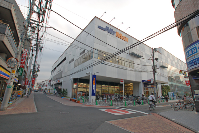 Shopping centre. MrMax Koshigaya 727m shopping to the center (shopping center)