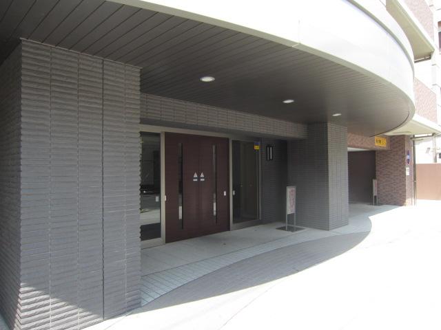 Entrance. Classy entrance