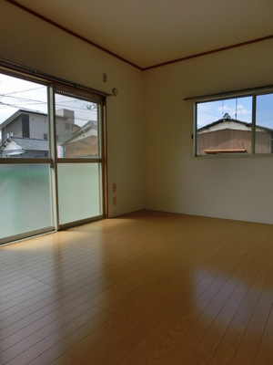 Living and room. Bright wood flooring