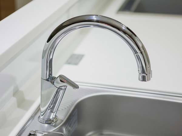 Kitchen.  [Touchless faucet] Jetted with simply by waving a hand to the sensor ・ Since it is water stop, With even while dirty hands, It is very convenient touch-less faucet.