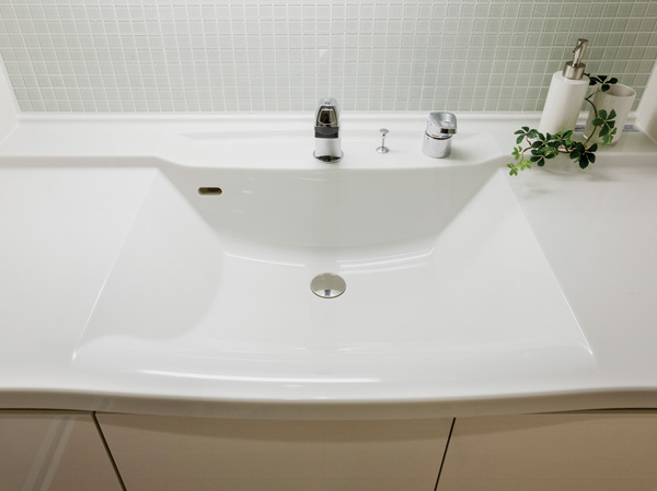 Bathing-wash room.  [Bowl-integrated counter] There is no seam, Adopt your easy-care bowl integrated counter. Sophisticated design is also attractive. Also, Without flange bracket around the drain outlet, We lost a seam of the bowl. With less water stain, Easy to clean.