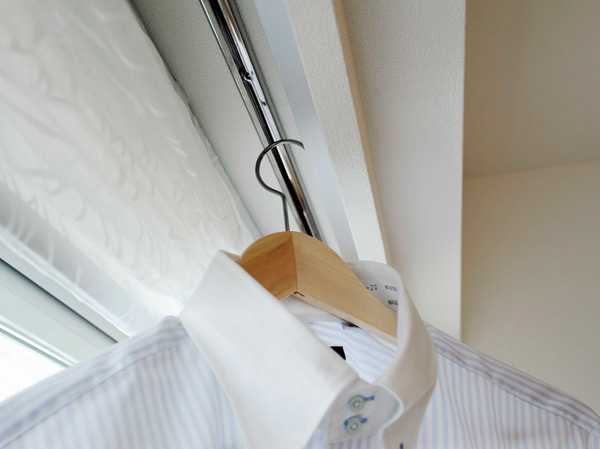Interior.  [Hanger rail ・ bay window] Set up a convenient hanger rail to dry room to room of the curtain box. Also, We actively recruit a bay window with depth.  ※ Except part (same specifications)
