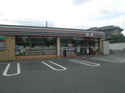 Convenience store. 580m to Seven-Eleven (convenience store)