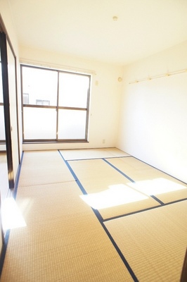 Living and room. Japanese-style room is also fashionable Western-style cross! 