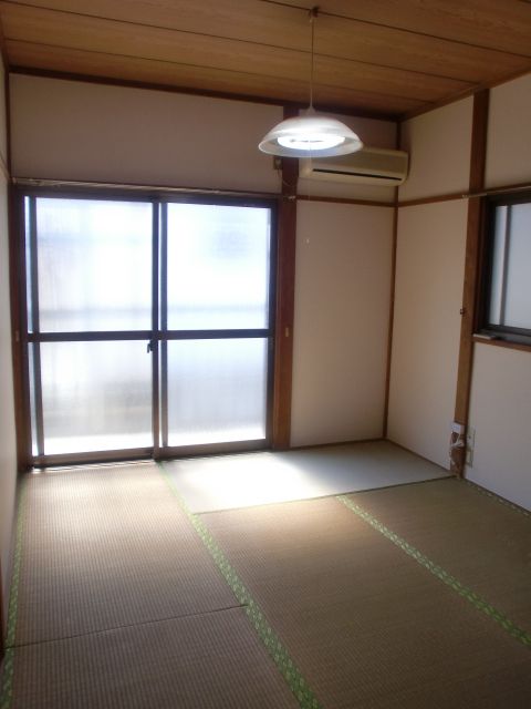 Living and room. Since the corner room 2 lighting. And please feel the goodness of the Japanese-style room.