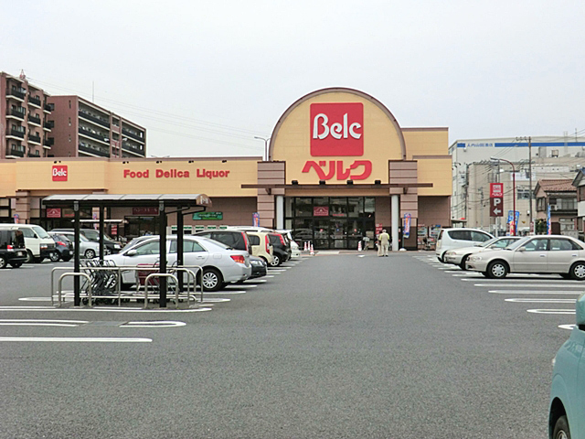 Supermarket. 732m until Berg Koshigaya west store (Super)