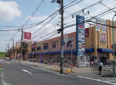 Supermarket. 380m until the Food Square (Super)