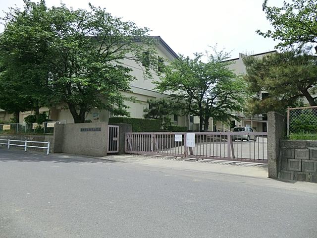 Primary school. Koshigaya Municipal Yasaka to elementary school 340m