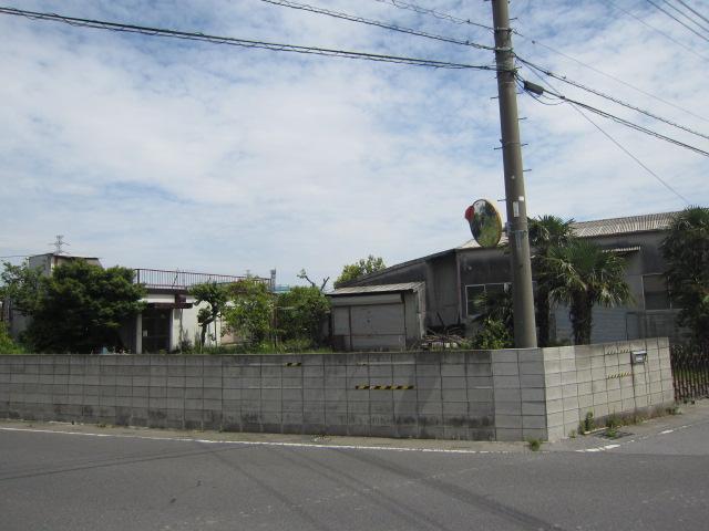 Local land photo. The surroundings are quiet residential area