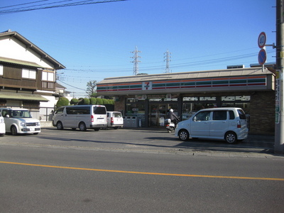 Convenience store. 250m to Seven-Eleven (convenience store)