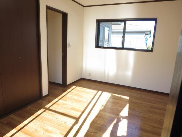 Other introspection. Second floor 7 Pledge Western-style