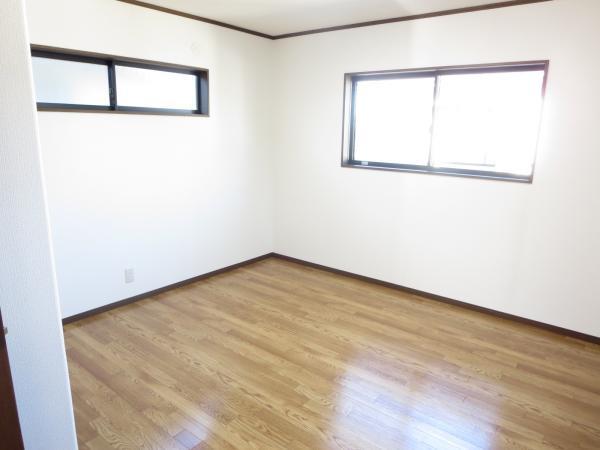 Other introspection. Second floor 8 quires Western-style