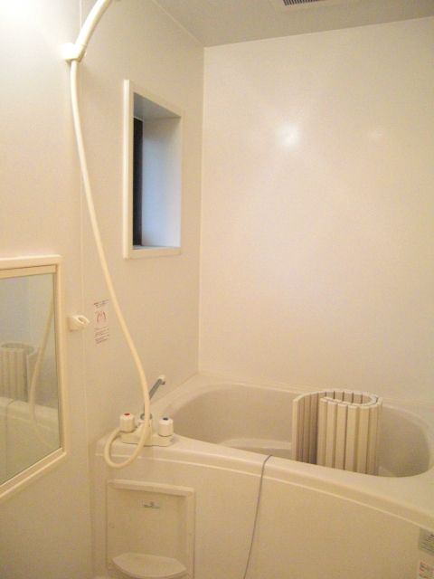 Bath. Bathroom that comes with a window is not ac- cumulate moisture ◎